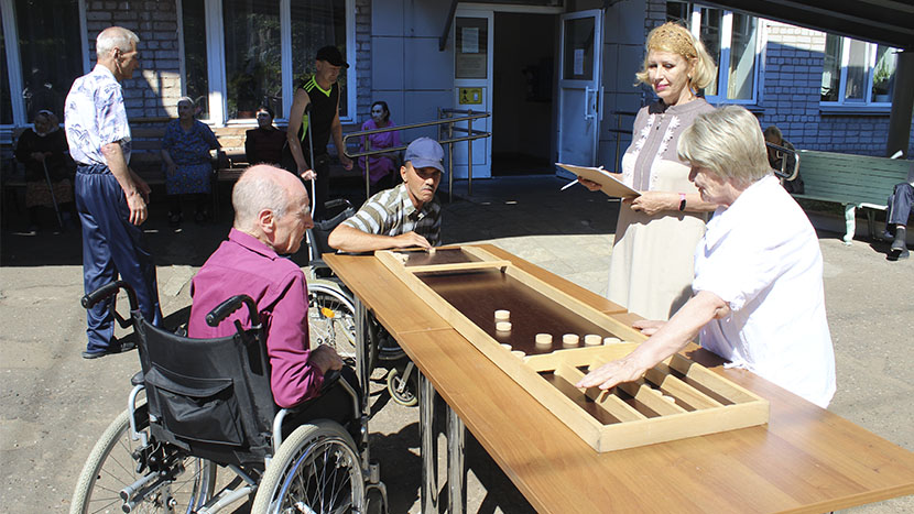 Дом престарелых 88007754613 добро. Люди инвалиды. Палочек для еды для Стариков и инвалидов. Фотограф с пожилыми людьми и инвалидами. Пожилые люди дома.